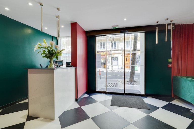 Others 3, HOTEL B SQUARE, Paris