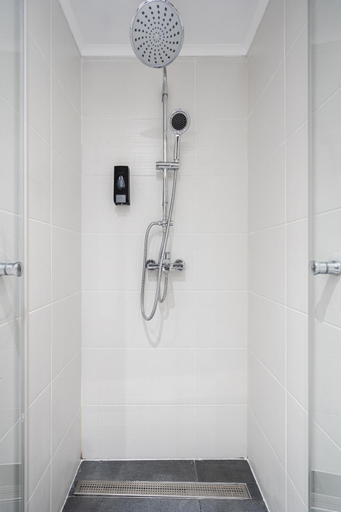 Bathroom 2, Szent Istvan Apartments, Budapesti