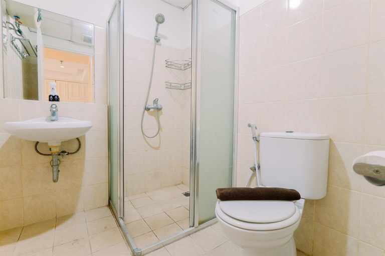 Bathroom 5, Homey and Big Studio Apartment at The Wave Kuningan By Travelio, South Jakarta