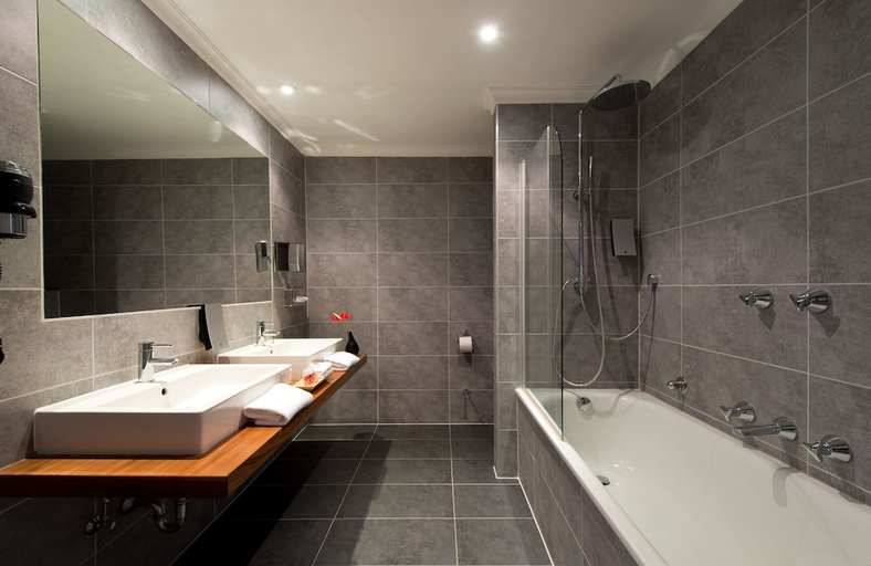 Bathroom 2, Leonardo Royal Hotel Mannheim, Mannheim