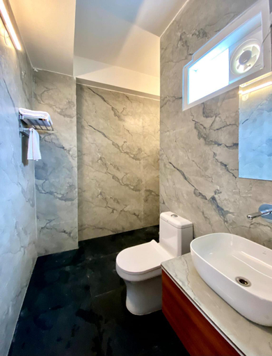 Bathroom 2, Windmill Inn, Solan