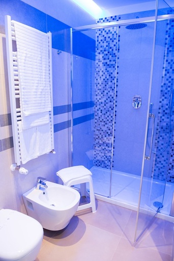 Bathroom 4, Cico Hotel, Brindisi