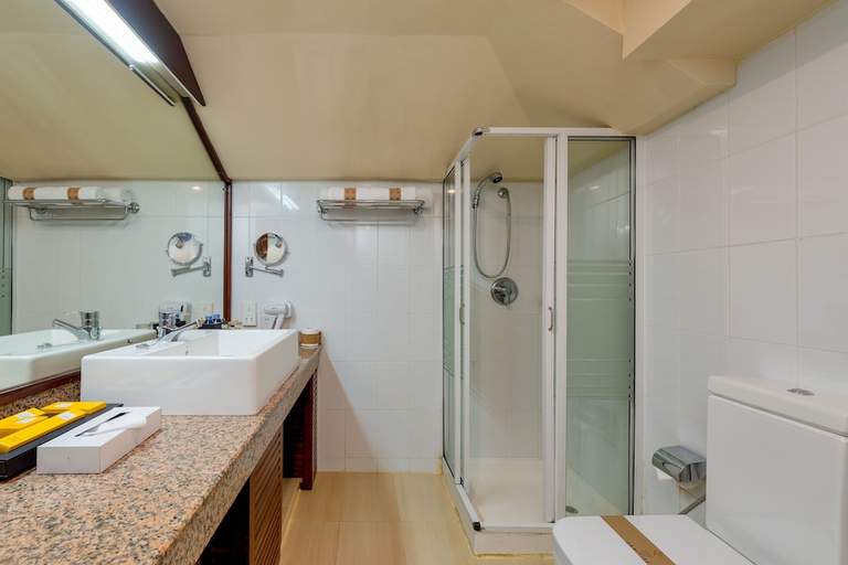 Bathroom 4, Amaya Hills, K.F.G. & G. Korale