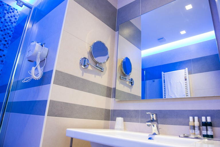 Bathroom 4, Cico Hotel, Brindisi