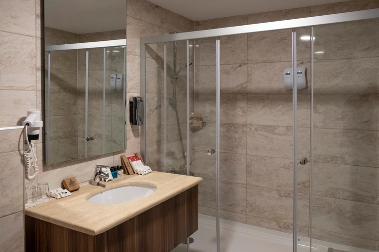 Bathroom 5, Bodrum Holiday Resort & Spa, Bodrum