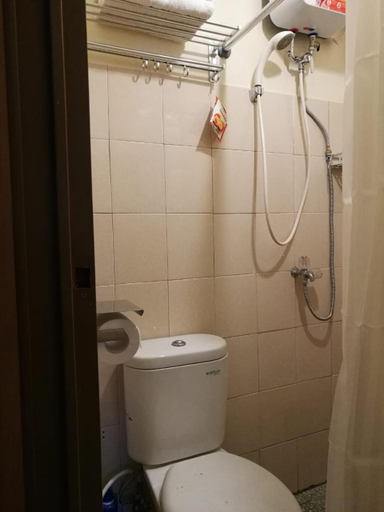 Bathroom 3, Pleasant Tifolia Studio Cozy Room In Kelapa Gading, Jakarta Utara