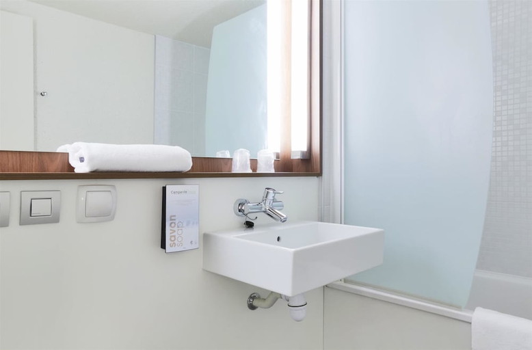 Bathroom 4, Campanile Lille Sud-CHR, Nord