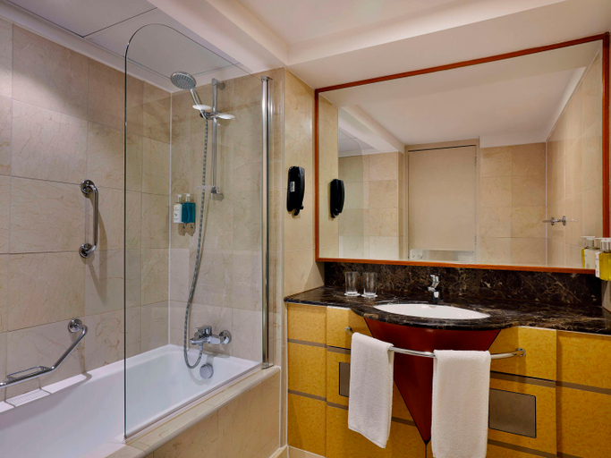 Bathroom 4, Queen Elizabeth 2, Dubai