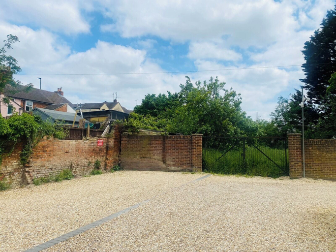 Exterior & Views 2, 2 Bed Town Centre Free Park Wi-Fi Garden, Buckinghamshire
