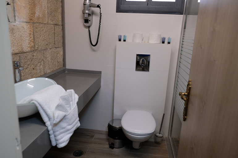 Bathroom 5, St. George’s Cathedral Pilgrim Guesthouse – Jerusalem