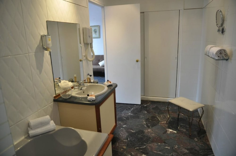 Bathroom 3, Le Grand Hotel, Haute-Corse