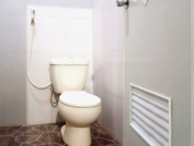 Bathroom 3, Puspa Tiara Syar'i Guci Mitra RedDoorz, Tegal