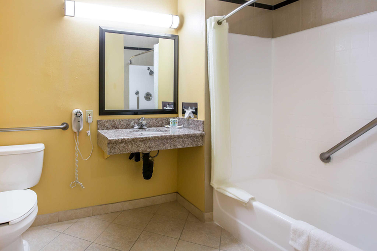 Bathroom 5, Quality Inn & Suites Bell Gardens-Los Angeles, Los Angeles