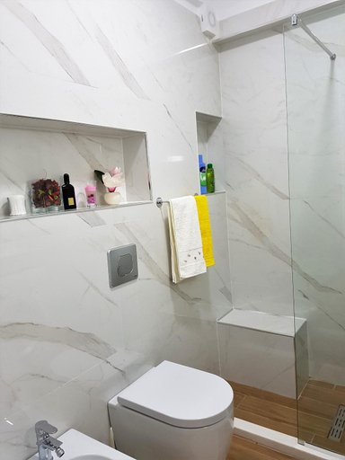 Bathroom 1, Sofia's Holiday Apartment, Vlorës