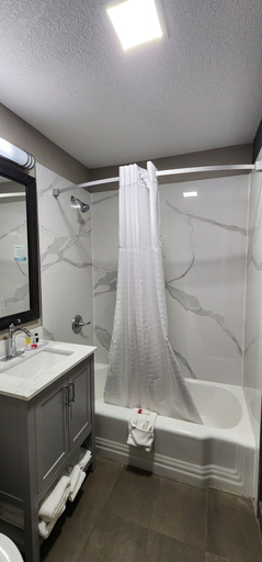 Bathroom 4, Super 8 by Wyndham Belleville St. Louis Area, Saint Clair