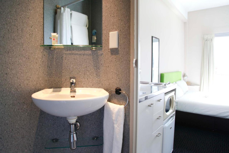 Bathroom 3, ibis budget Auckland Central, Waitakere