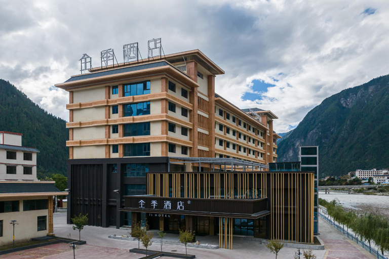 Exterior & Views