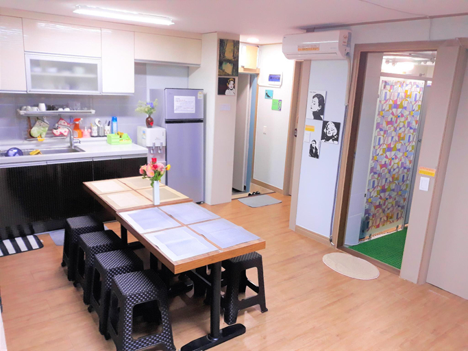 Others 3, The Cozy Hideaway: 3 Showers & Quiet Group Stay, Dong