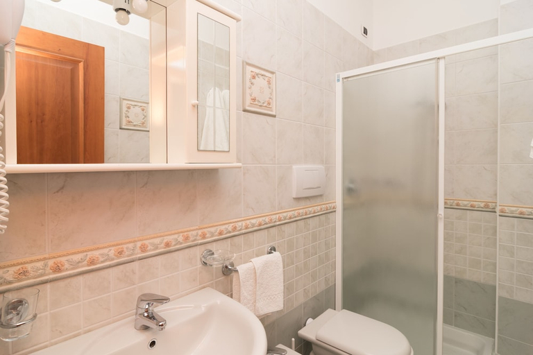 Bathroom 5, Hotel Villa Fumerie, Napoli