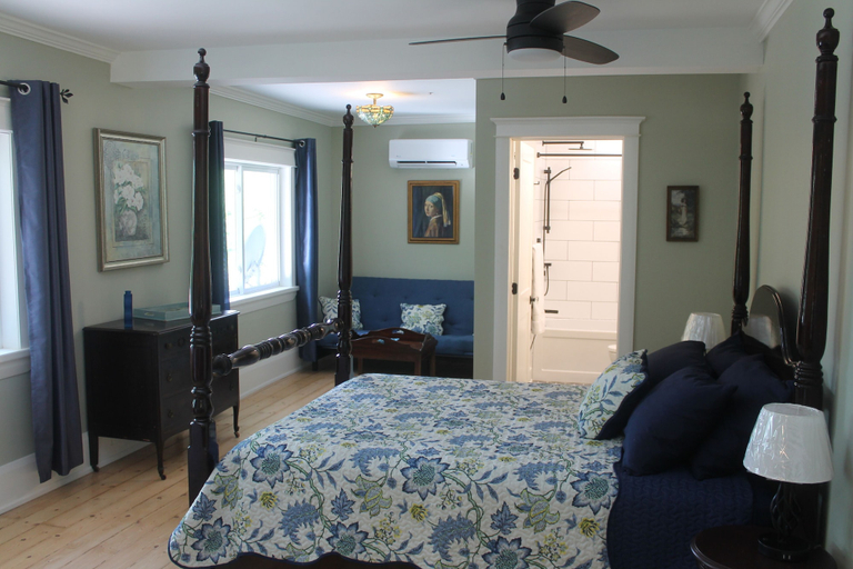 Bedroom, Cranberry Moon Inn, Muskoka