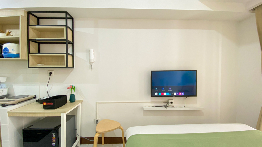 Bedroom, Restful and Warm Studio Tokyo Riverside PIK 2 Apartment By Travelio, Tangerang