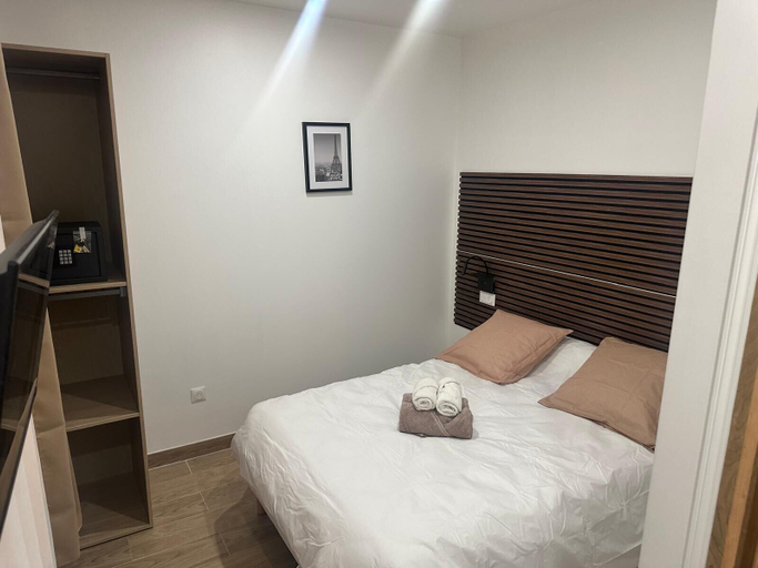 Bedroom 4, hotel du parc canal, Seine-Saint-Denis