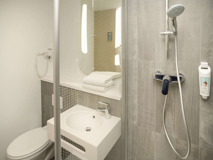 Bathroom 4, ibis Lyon Gerland Rue Mérieux, Rhône