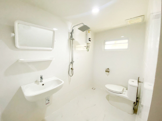 Bathroom 5, Permsuk Resort, Khanom