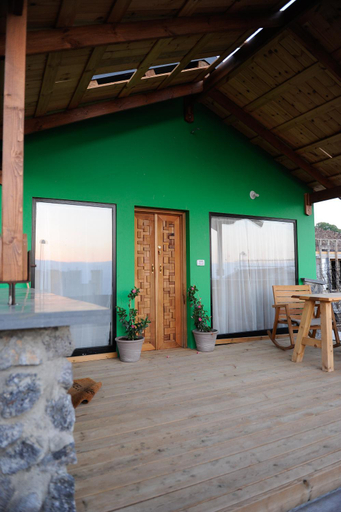 Others 4, The green and red cabins