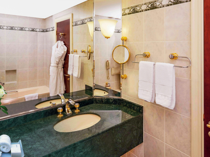 Bathroom 5, Mövenpick Grand Al Bustan Dubai, Dubai
