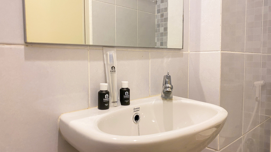 Bathroom 5, Restful and Warm Studio Tokyo Riverside PIK 2 Apartment By Travelio, Tangerang