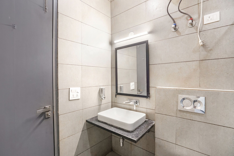 Bathroom 4, Fabhotel The Luxe Inn, Delhi