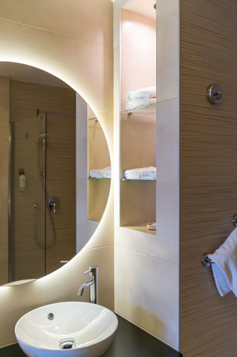 Bathroom 3, La Pergola Suites, Verona