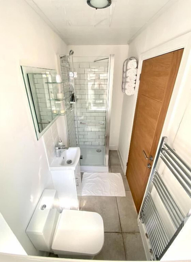 Bathroom, 2 Bed Town Centre Free Park Wi-Fi Garden, Buckinghamshire