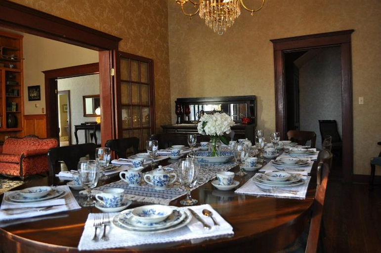 Food & Drinks, Kennedy Manor B&B, Marion