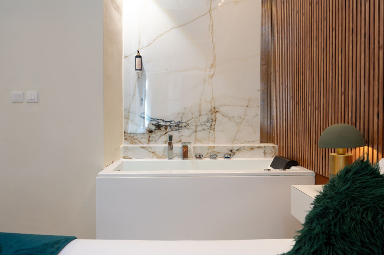 Bathroom 3, Lisbon Studios, Lisbon