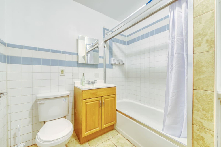 Room 5, Stairway 3BR Apt w W D Home Theater, Philadelphia