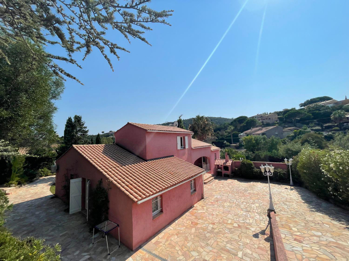 Others 2, Fantastic pool villa 900m to the beach; with extravagant big garden, Var