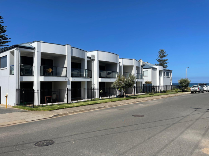 Moana Seaside Retreat - 2 Bedroom, spa , living area & pet friendly, Adelaide