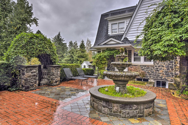 Charming Milwaukie Getaway with Private Hot Tub!, Clackamas