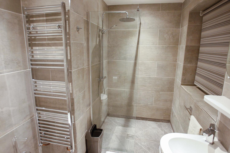 Bathroom 5, Homeside B&B, Northamptonshire