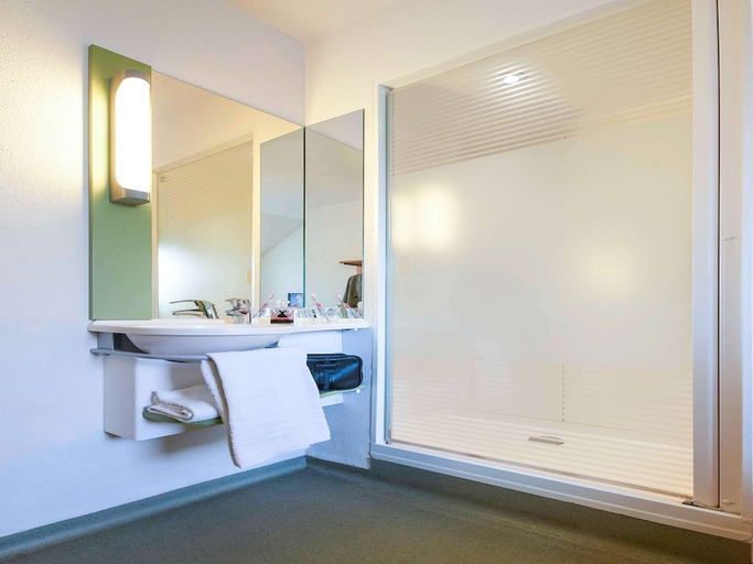 Bathroom 4, ibis budget Paris Porte de Vanves, Hauts-de-Seine