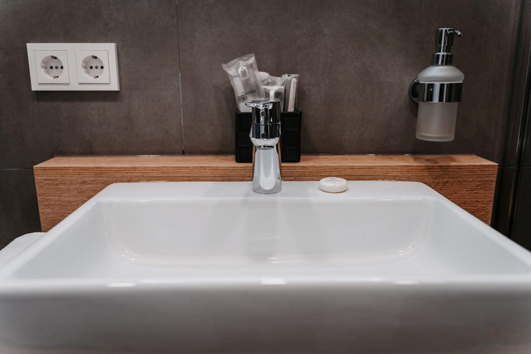 Bathroom 5, Step Inn The Fair Hotel, Wetteraukreis
