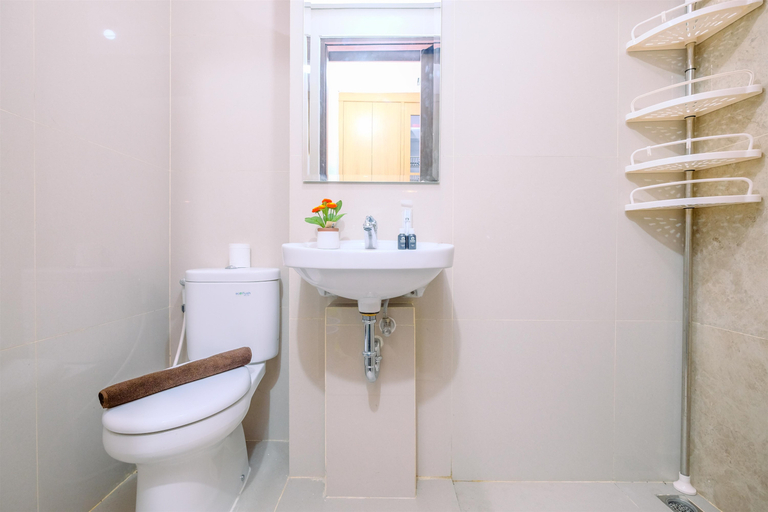 Bathroom 5, Cozy and Homey Studio Room Transpark Cibubur Apartment By Travelio, Depok