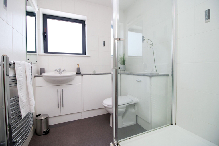 Bathroom 4, Dray Court - Luxury 2 Bedroom Apartment, Cardiff