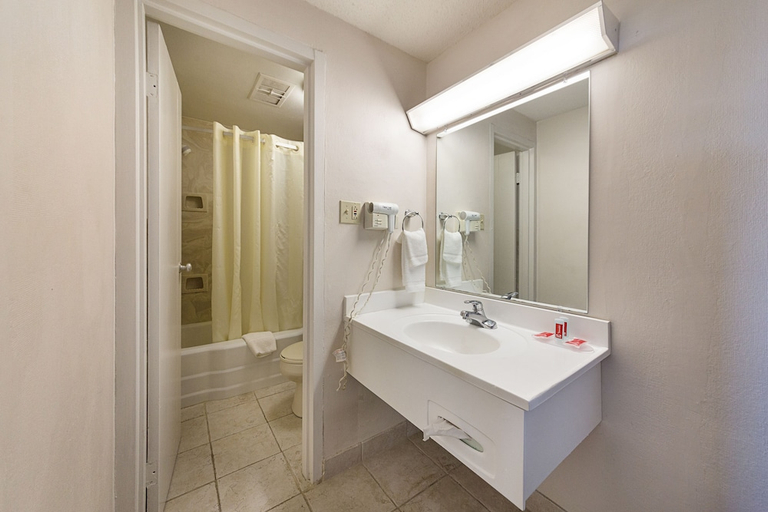 Bathroom 5, Parkview Inn and Conference Center, Lehigh