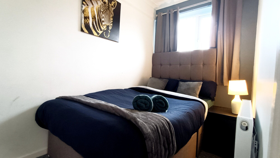 Bedroom 3, Cozy 3-Bed Family Home with Free Parking, Kirklees