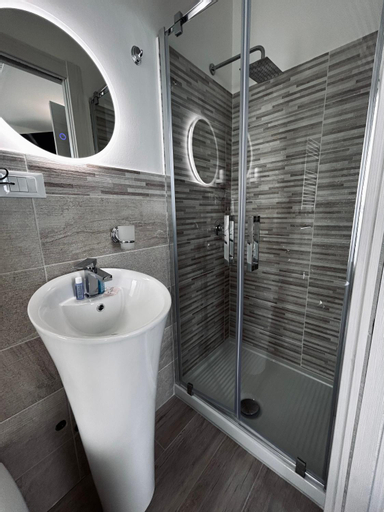 Bathroom 16