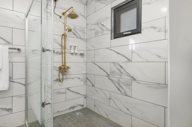 Bathroom 4, NEW 4br4ba Villa Across of Palmbeach w Pvt Pool