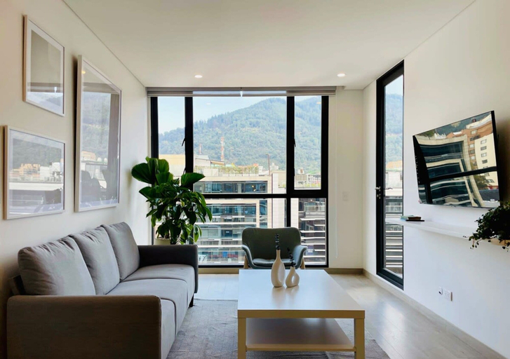 Room 5, w Amazing 1BR With Balcony in Chico, Santafé de Bogotá